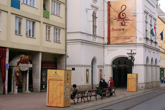 fel06_19_utcaihirdetooszlop_bk_01_resize