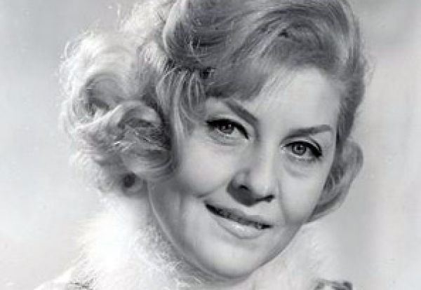 Elhunyt &Aacute;gai Karola