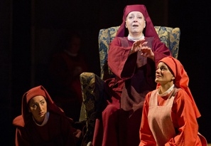 A k&aacute;rmelit&aacute;k &ndash; bemutat&oacute; az Operah&aacute;zban