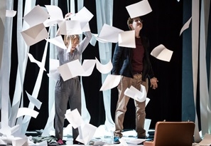 „…egy fehér virágot a hajába…”