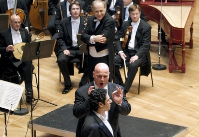 A szomsz&eacute;dv&aacute;r h&oacute;d&iacute;t&oacute;ja