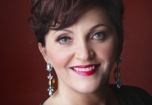 S&uuml;megi Eszter g&aacute;laestje