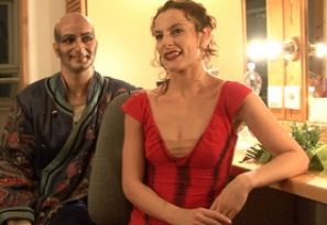 "Minden mot&iacute;vum jelent&eacute;st hordoz"